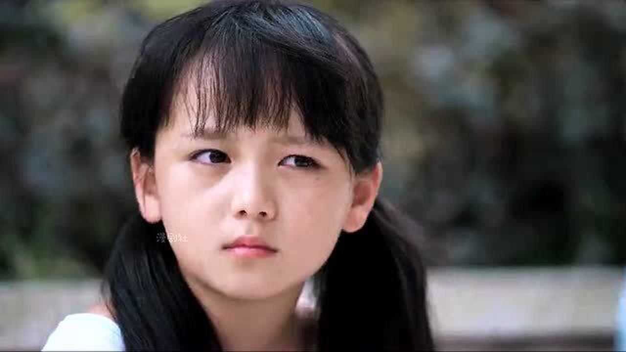 红剪花:双腿残疾的小女孩,烈日下卖剪花,没想到被老外看上了