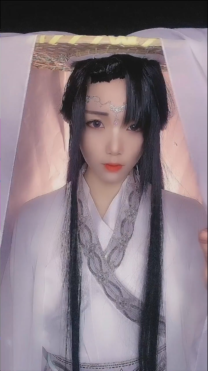 师昧二哈不配和蝶骨美人席一起应该是蝶骨美人席和师尊在一起