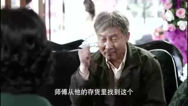 在门口地上坐着,人家让进门坐沙发,哑父不好意思