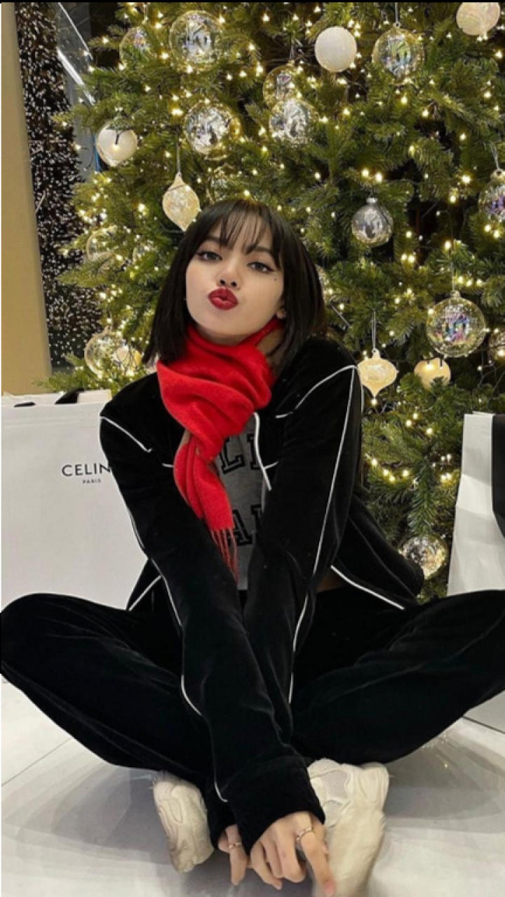 lisa更新圣诞节美照,被小蛮腰实力抢镜,这身材绝了