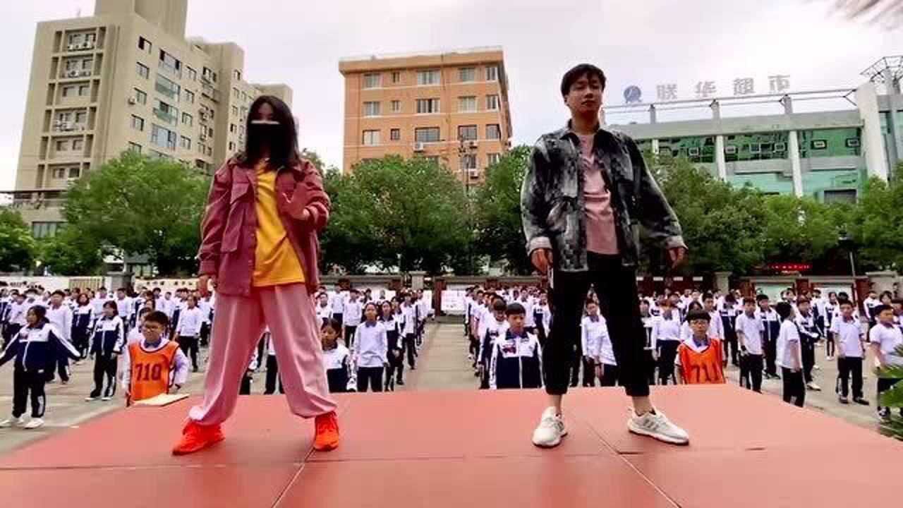 网红舞蹈《少年》在校园火了，小学生动作整齐划一，满屏青春气息_腾讯视频