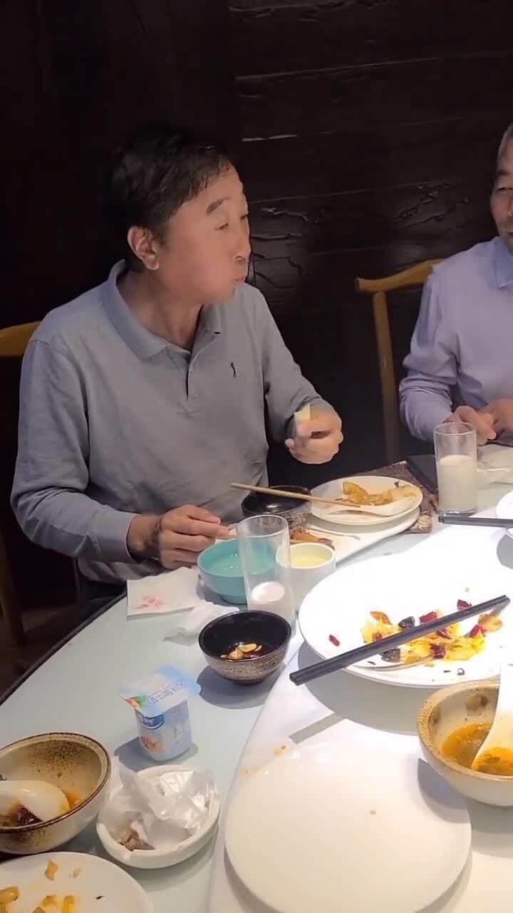 誰知盤中餐粒粒皆辛苦帥哥吃飯時剩菜剩飯也要吃完酸奶蓋實屬太給力