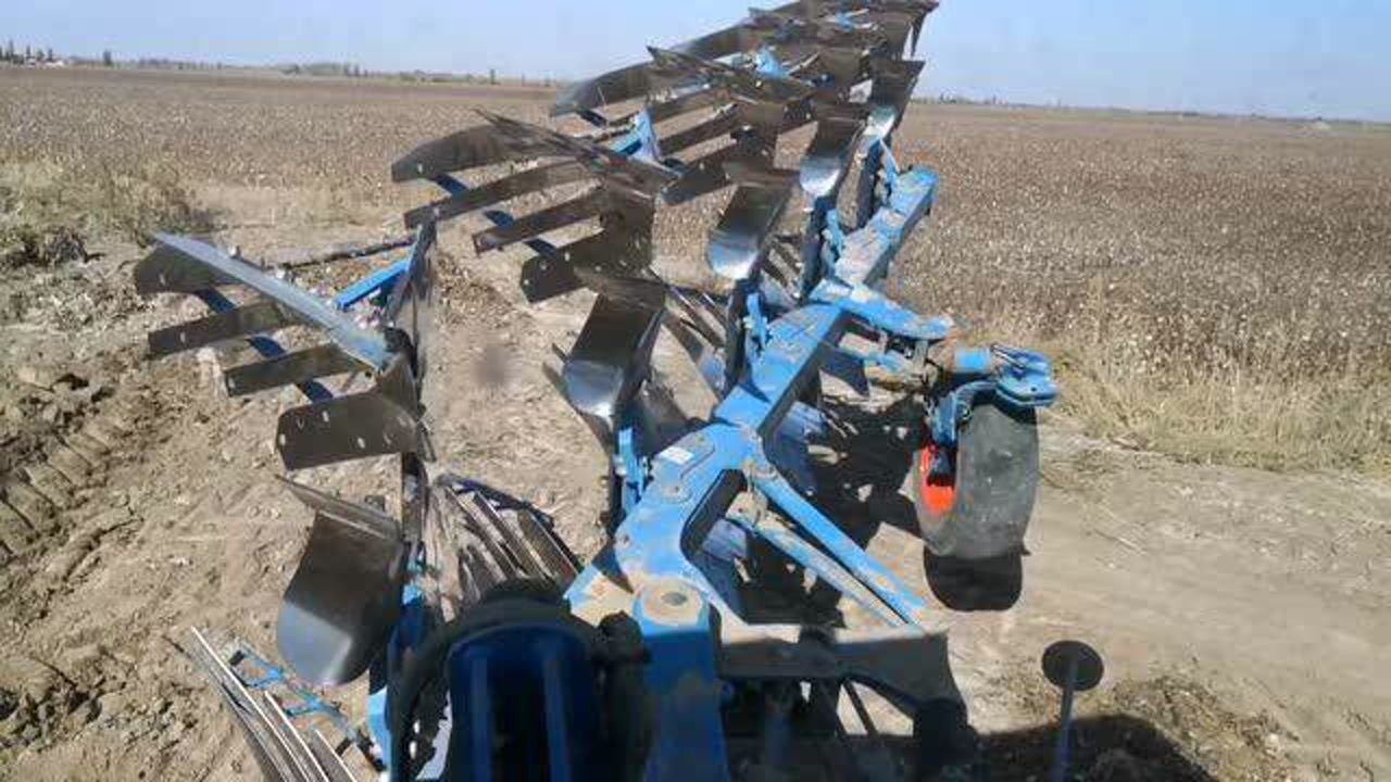 约翰迪尔2204 雷肯优威尔五铧犁犁地作业!