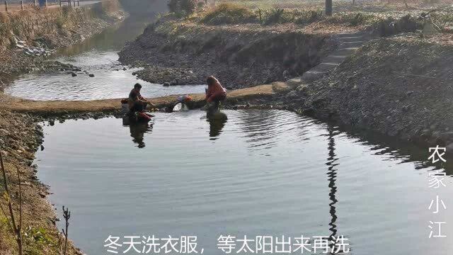 安徽农村早晨,2人在河边洗衣服,太阳照射河面,老妈1碗红辣椒面条