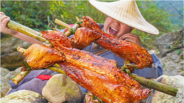 2只兔子刷上四川红油烤的滋滋作响一口下去满嘴爆香真爽