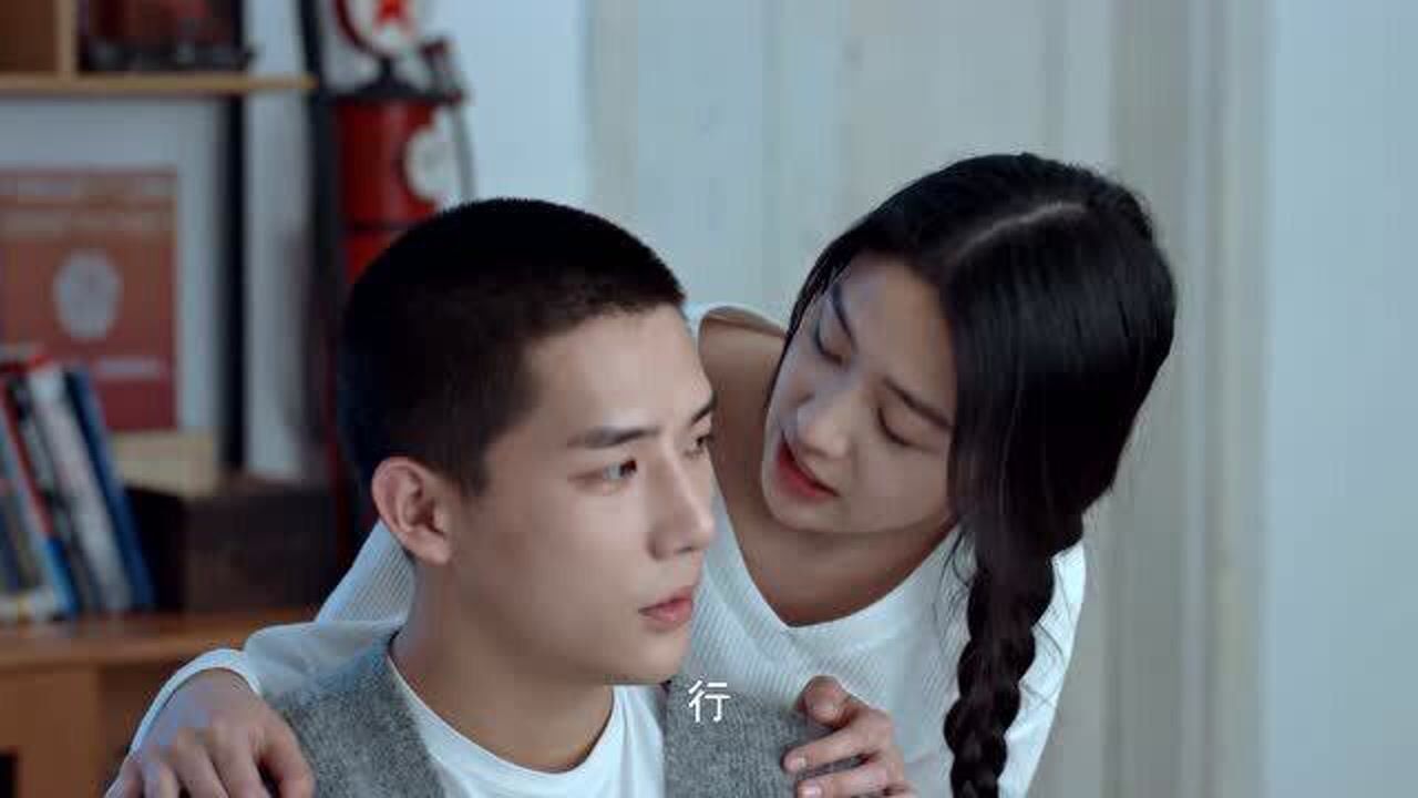 百岁之好夏林希为蒋正寒熬夜工作蒋正寒心疼夏林希了要抱夏林希睡觉啦