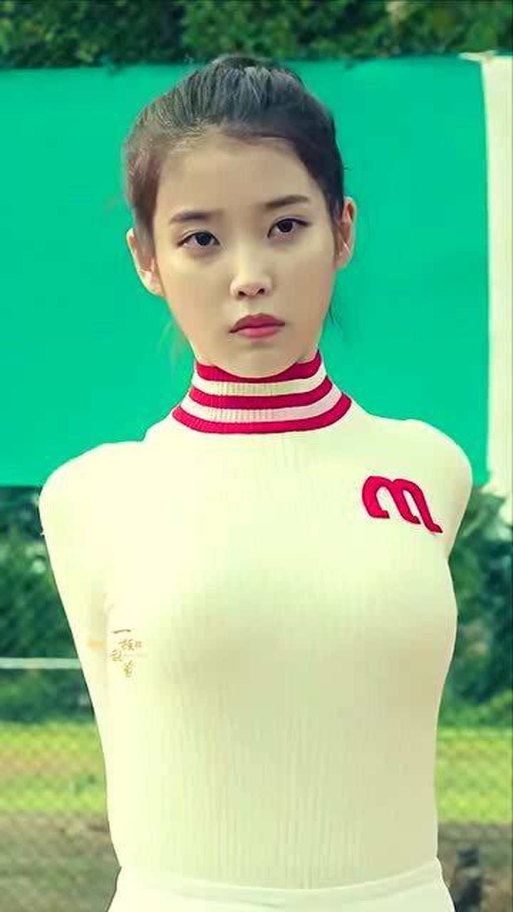 iu打网球了!这谁顶得住啊!