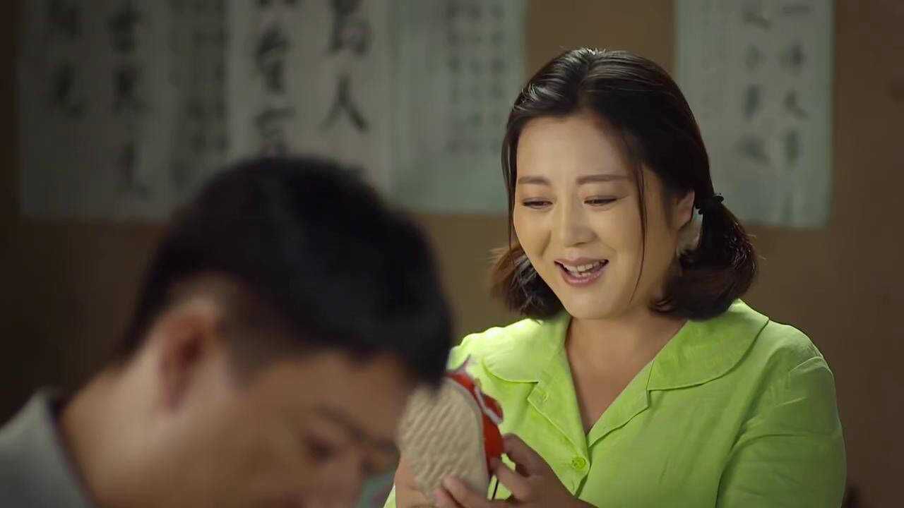 小草青青:青青怀孕了,给肚里孩子做小鞋穿,一家人太幸福了