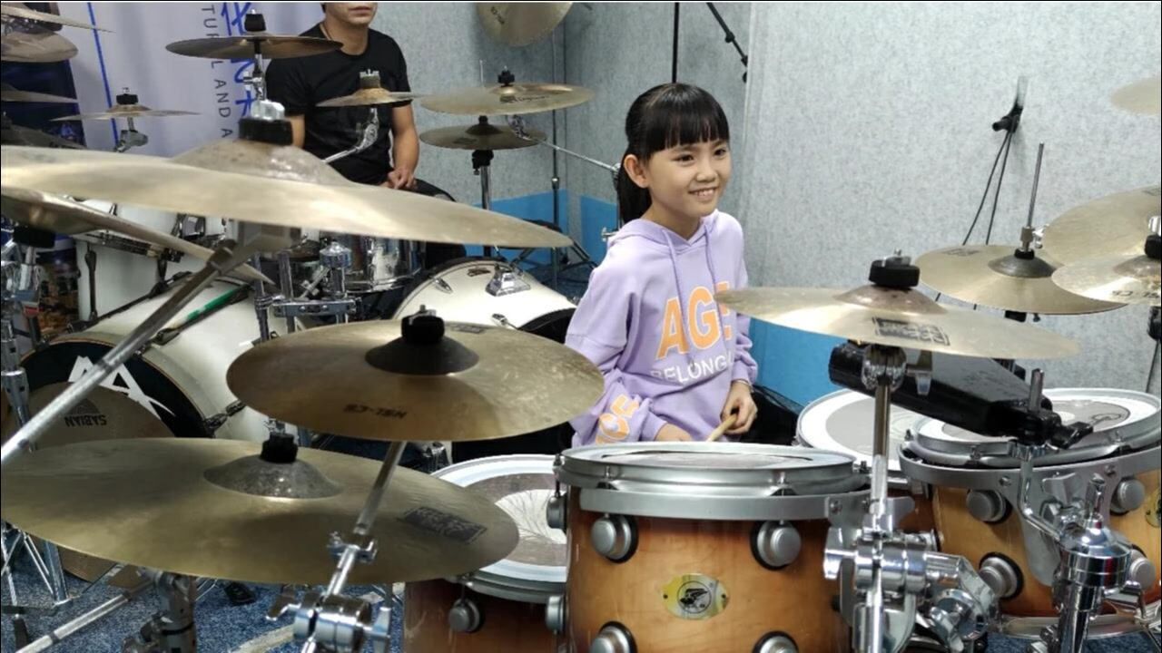 妞妞架子鼓演奏一首经典老歌天下有情人唱响整个年代超燃