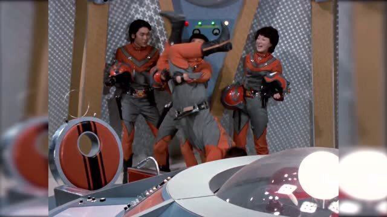 艾斯奥特曼今野队员愿赌服输来一招头朝地走路