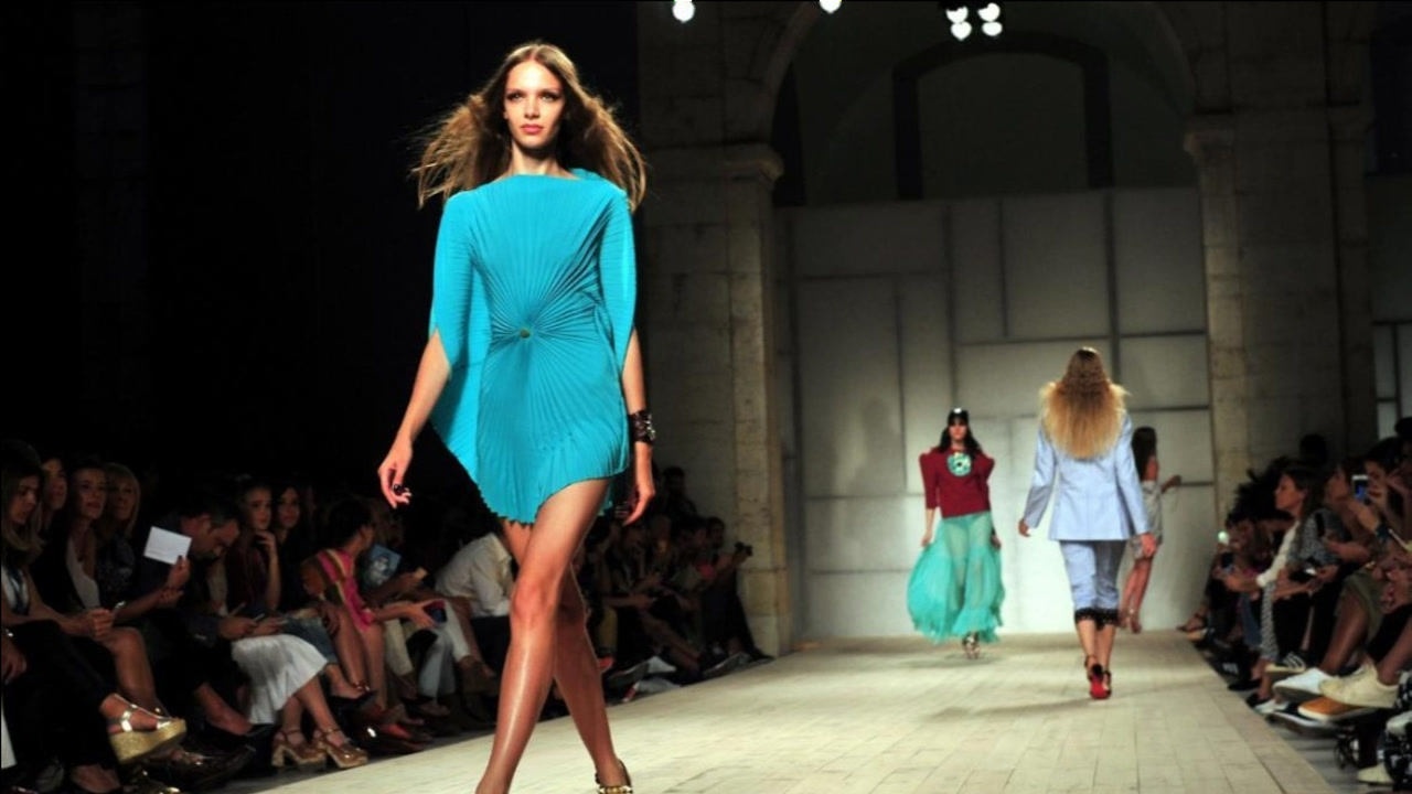 模特t台走路崴脚,接下来这幕简直天秀,不愧是专业的!