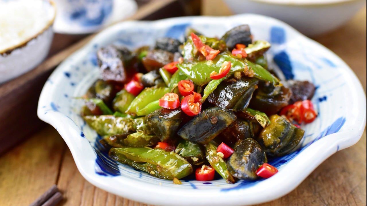 擂辣椒皮蛋#美食高光时刻# #今日必吃的瓜