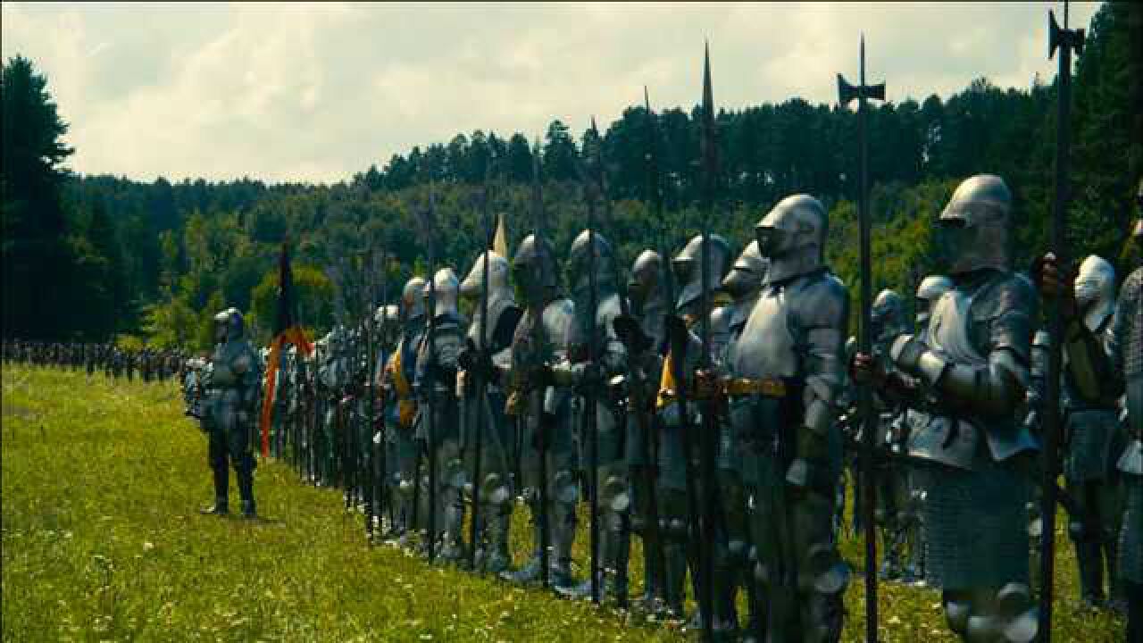 英国重甲步兵对战强悍的重甲骑兵,冷兵器场面极其宏大,值得一看