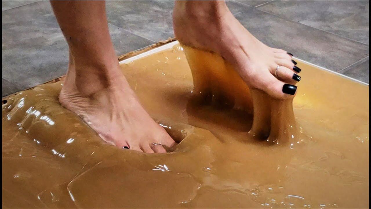 美女作死挑战全球最强胶水光脚踩上去那一刻瞬间后悔了