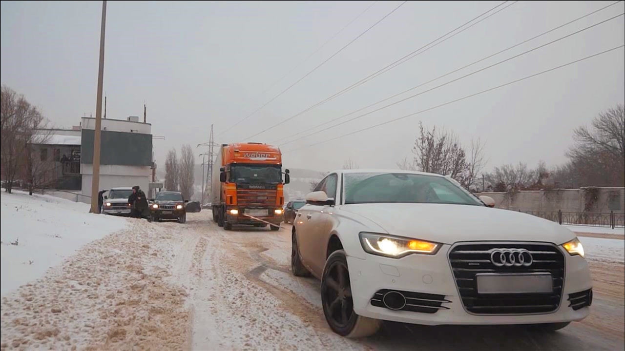 奥迪雪地拖拽大卡车,quattrro四驱系统太强大了,看得我热血沸腾