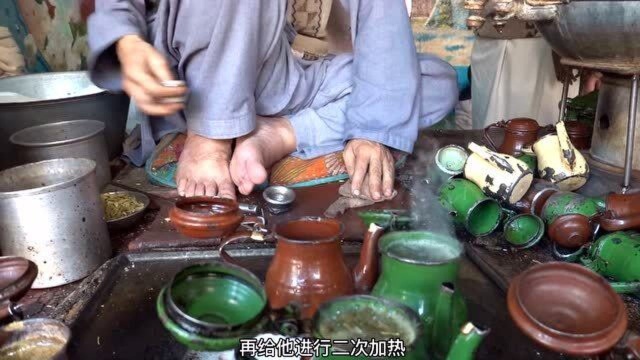 小伙在巴基斯坦旅游,赤脚大叔正在制作奶茶,比国内“毒奶茶”好太多