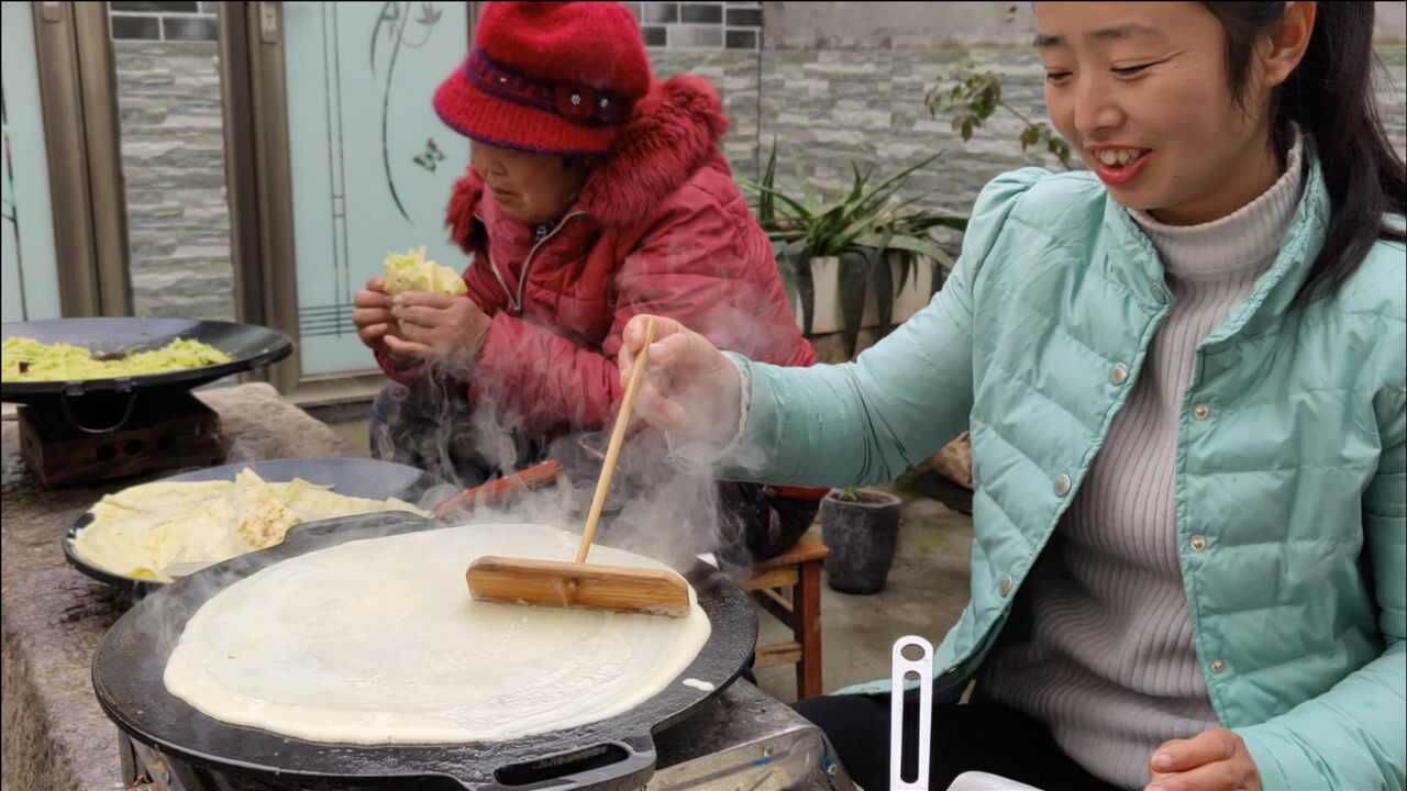 農村媳婦攤煎餅簡單又美味婆婆卷著蘿蔔絲大口吃真香