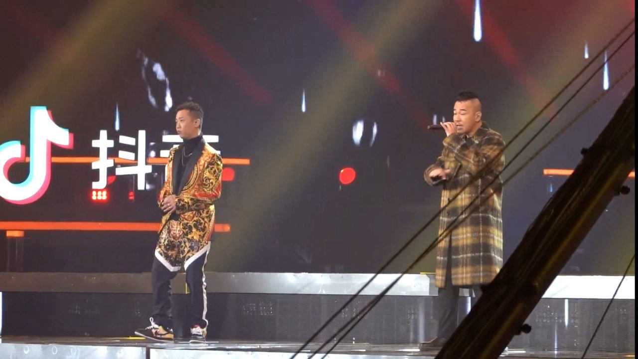 直拍陈小春与gai周延现场合唱《凡人歌》