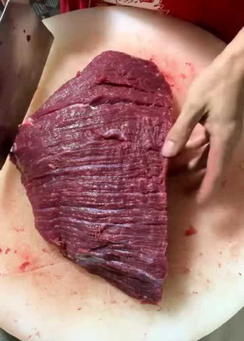 你切错方向了,切牛肉得按牛肉的纹路切,这样切浪费了!