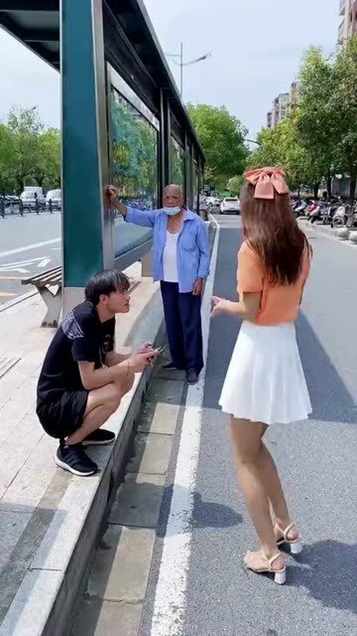 窈窕淑女君子好逑漂亮姐姐街头热舞搭讪小伙连旁边大爷都目不转睛