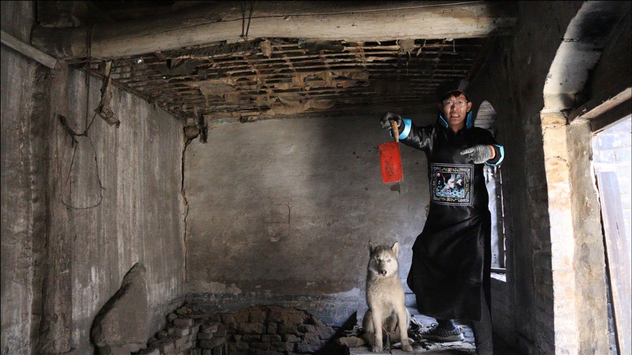 小伙穿僵尸服探险老宅,却在房梁上发现红色菜刀,二哈说危险快撤