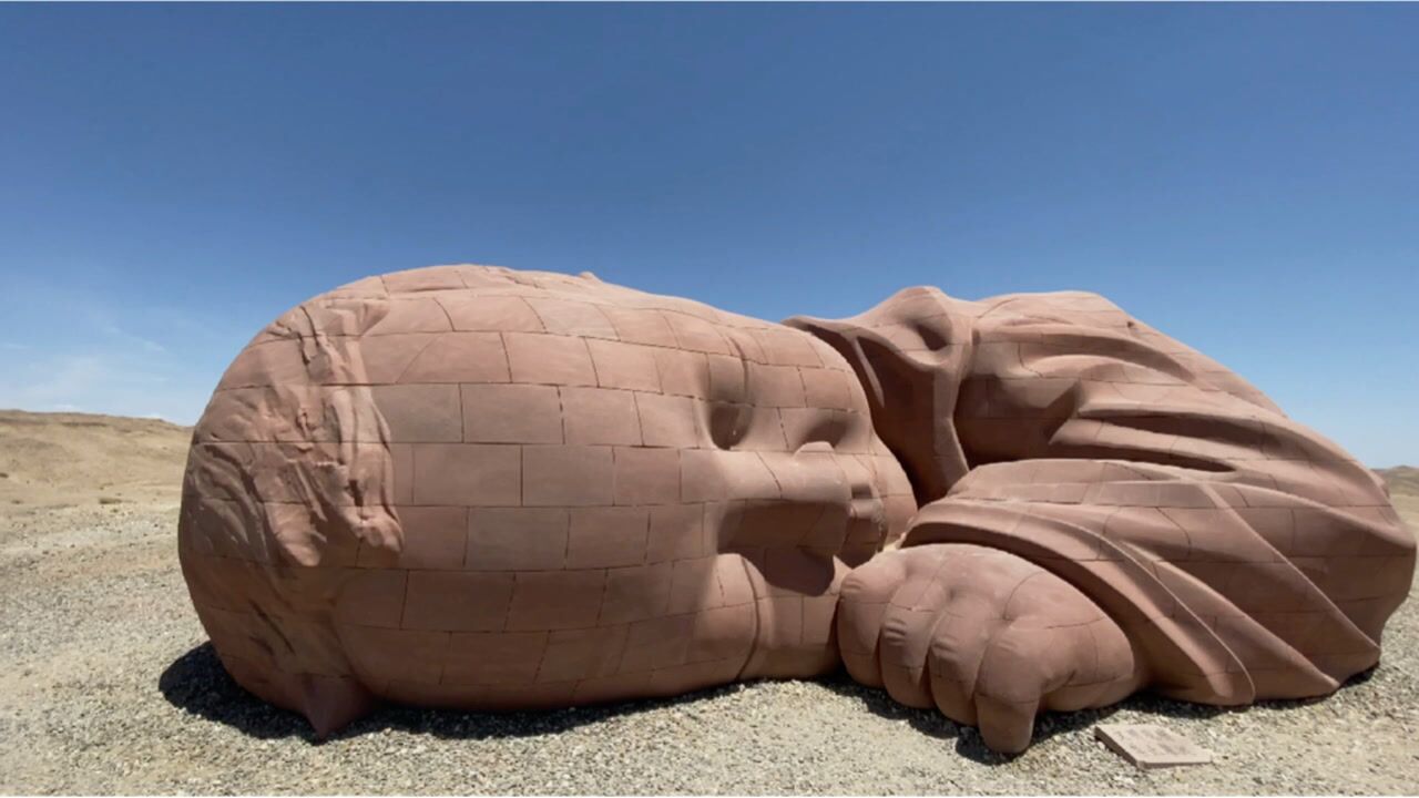 瓜州戈壁滩上的雕塑大地之子