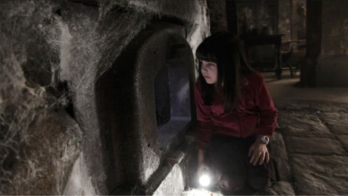 小女孩发现家中壁炉有个洞，殊不知，里面藏着古老恐怖生物