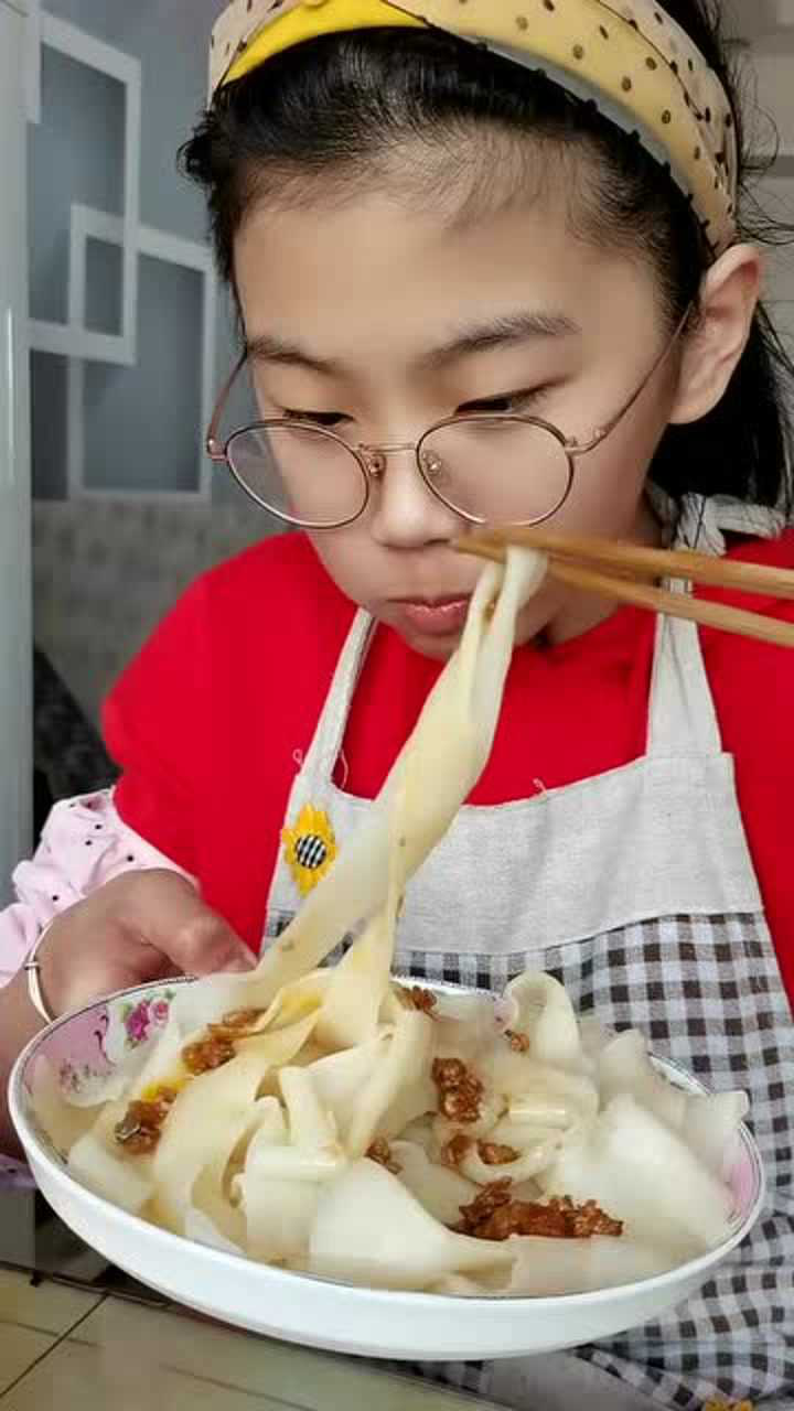12岁的女孩子第一次擀面条