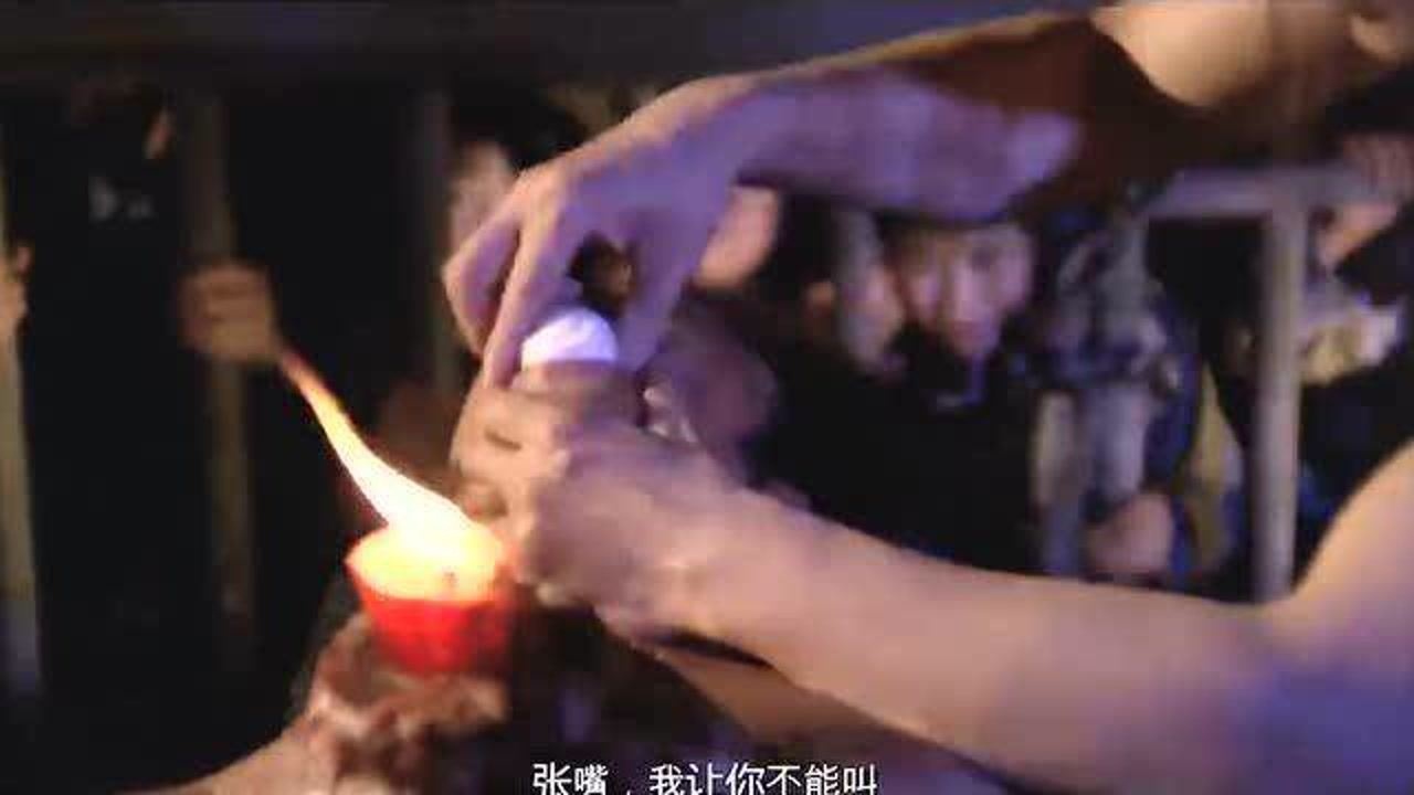 ：老太监执行阉割手术，为了不让小男孩惨叫，往他口里塞鸡蛋_高清