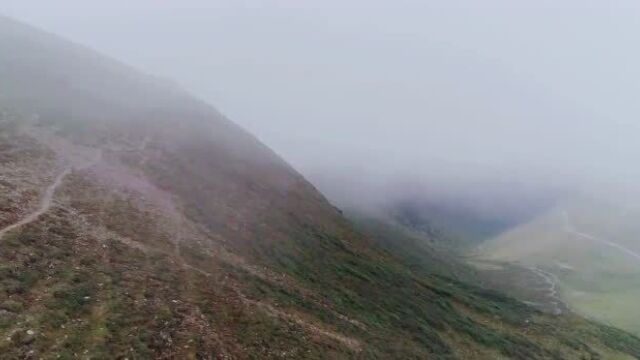 夹金山  酷夏之后的夹金山寒雾迷离,即将迎来银装素裹的冬季