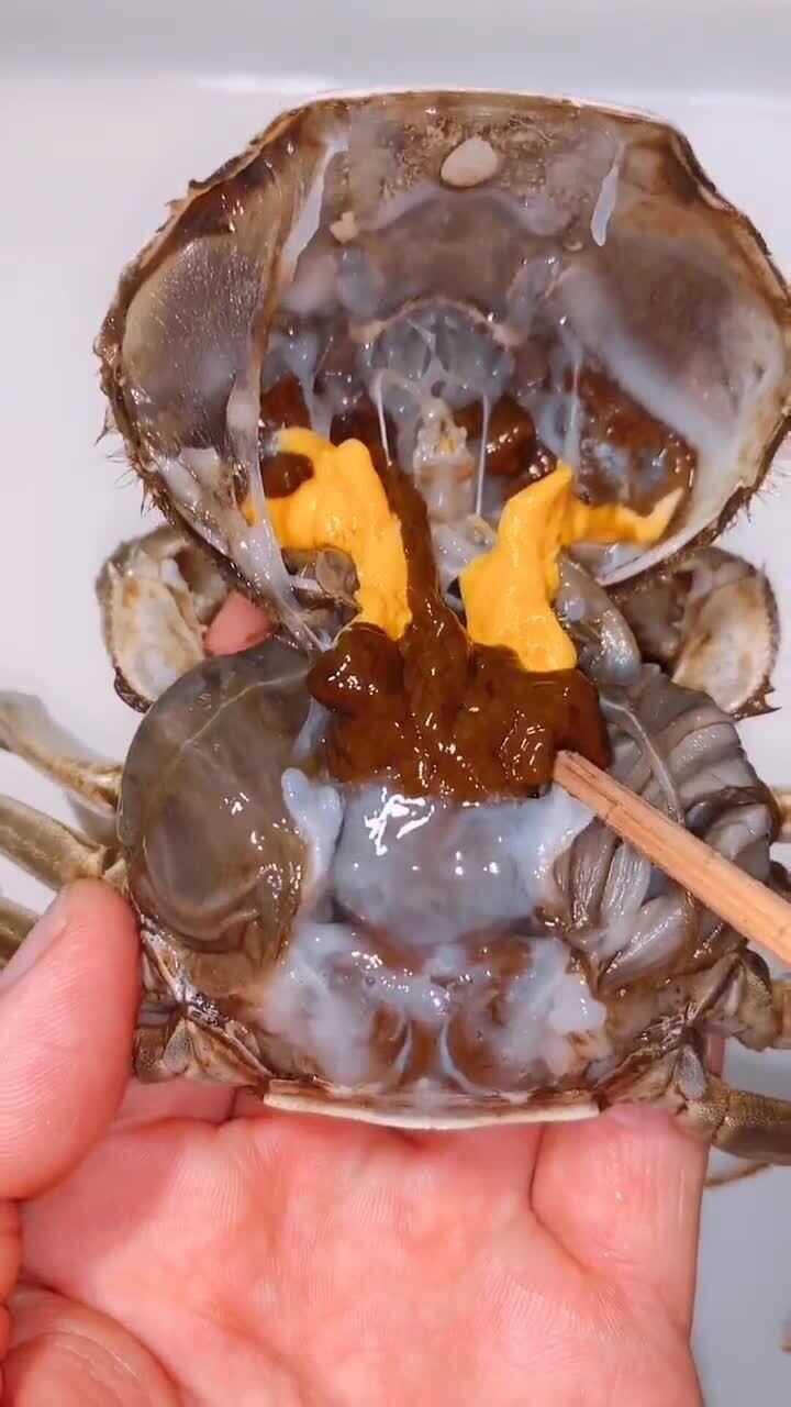 大闸蟹肚子里的发黑部位能不能吃发黑部位经过加热就是满满的蟹黄蟹膏