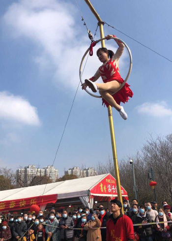 杂技动作倒挂金钩