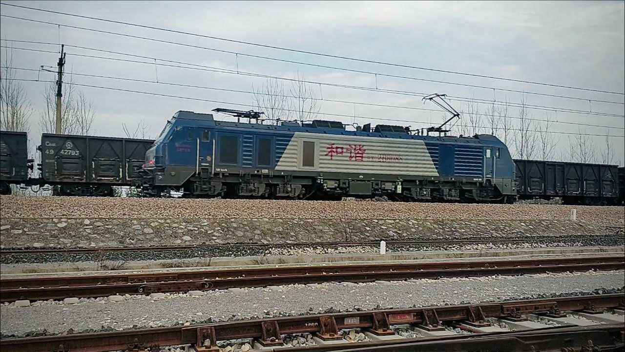 京沪铁路拍车和谐2b型电力机车和东风11型内燃机车穿梭运转