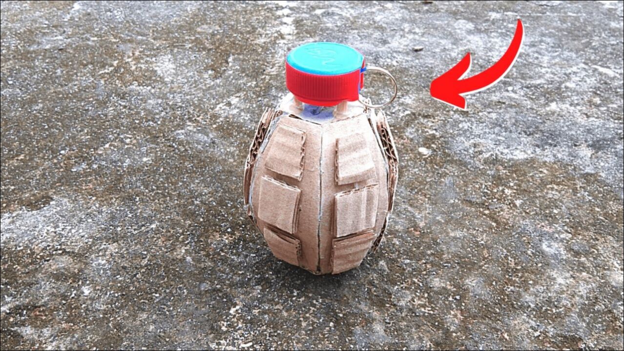 牛人脑洞大开用纸壳制作手雷拉环一扯霸气十足