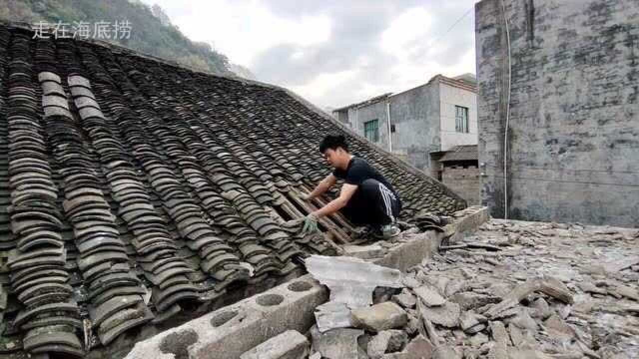 农村拆老房子盖新房,65岁老爸上屋顶拆瓦,看看身手怎么样?