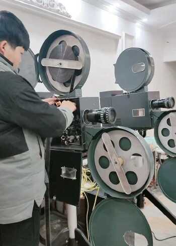 三十五毫米宽银幕放映机,这种机型适合固定式电影院用的放映机