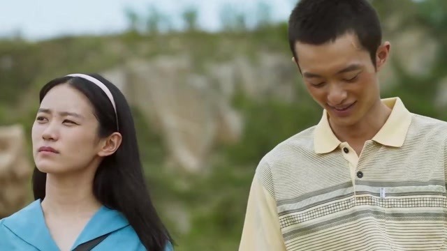 《山海情》第17集01:麦苗带马得宝去了海边,两人在海边玩得非常高兴!