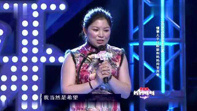 大婶热爱音乐32年,台上一首《自由风翔》秒杀原唱!