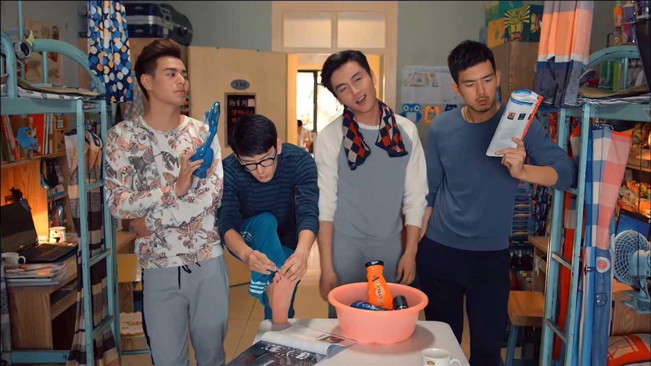 老狼这首睡在我上铺的兄弟唱出了多少人的青春太经典了
