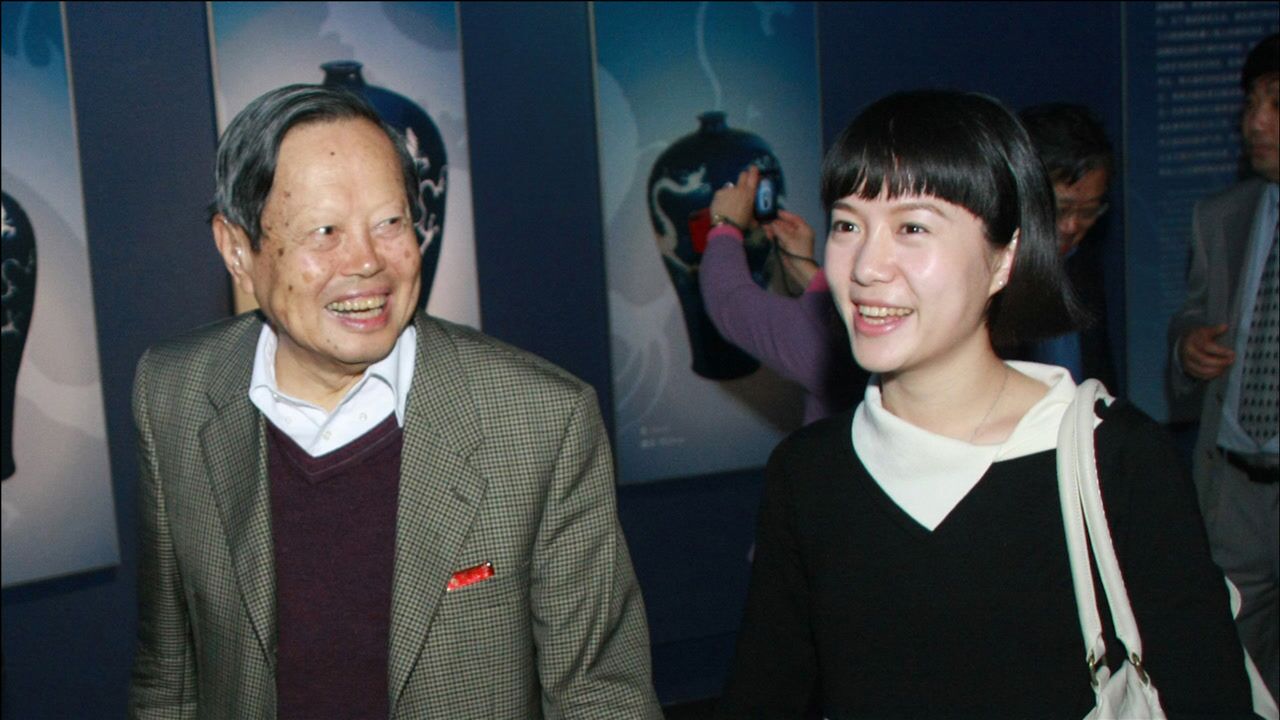 98岁杨振宁与翁帆手拉手写书法甜蜜爱称曝光