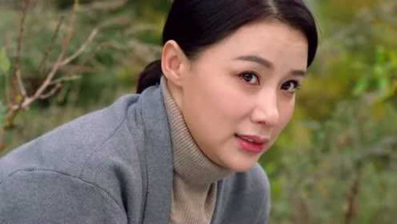 姐妹俩竟一起跟踪老父亲,看到这一幕,俩人都慌了