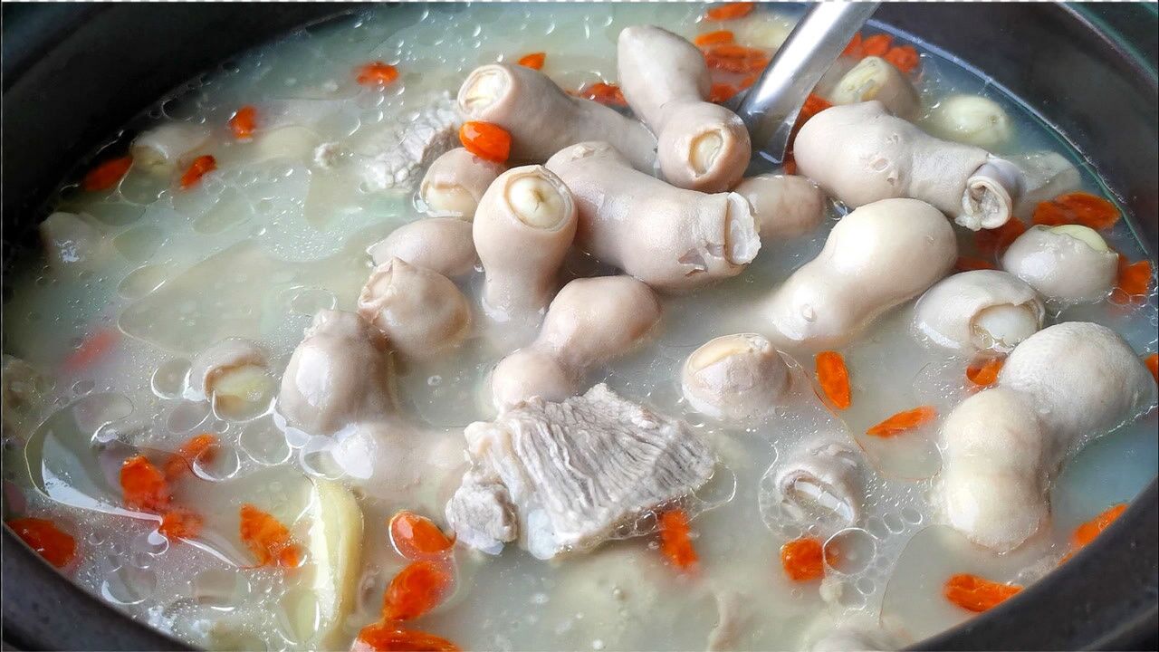 福建人就爱吃这锅小肠莲子煲,营养又滋补,孩子三天两头点名要吃