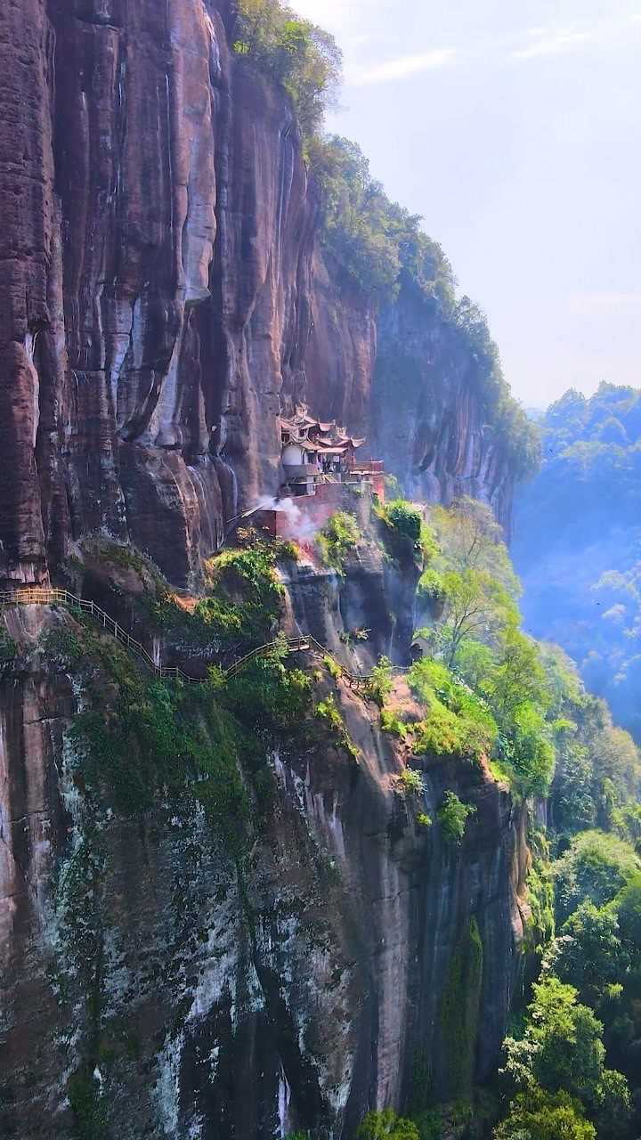 福建三明永安百丈岩悬空寺建在险峻的山腰处徐霞客曾经来过这里