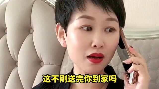 妈妈神操作气炸闺女,女儿大声说道我是去上学不是聚餐,有这样的妈妈女孩太难了