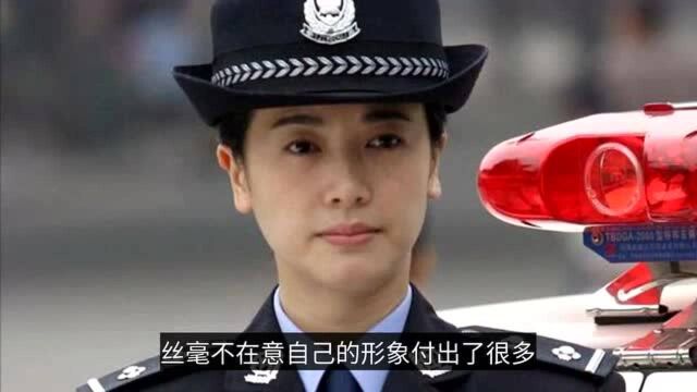 43岁左小青离婚后更美?素颜现身白到发光,10岁女儿到妈妈肩