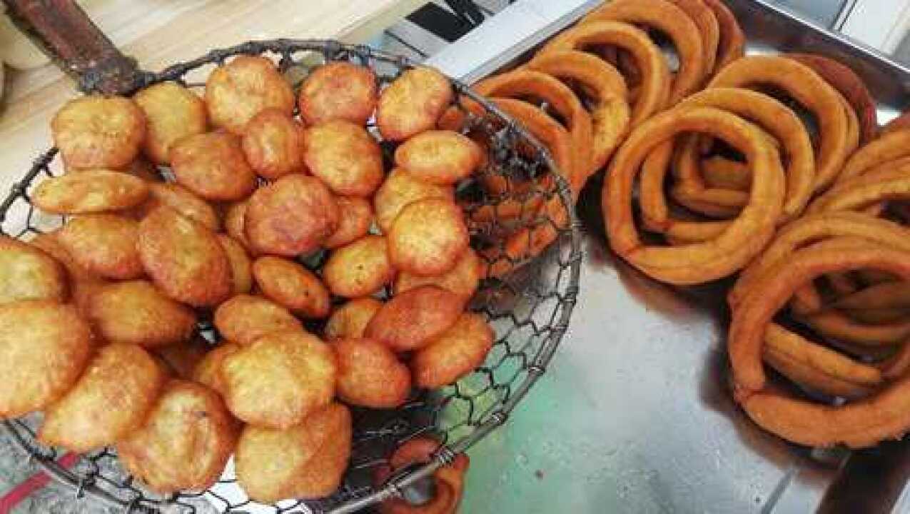 四海为家陕西华阴市特色小吃油轮和两毛五一个的油糕