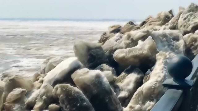 实拍:俄河岸发生神奇一幕 大量浮冰“喷涌”上岸瞬间堆积如山!