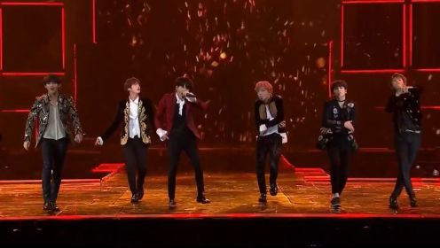BTS防弹少年团现场演唱《FIRE》 ，舞台太炸裂！