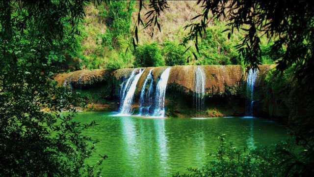 行走的风景——瀑布群.飞湍瀑流争喧豗,砅崖转石万壑雷