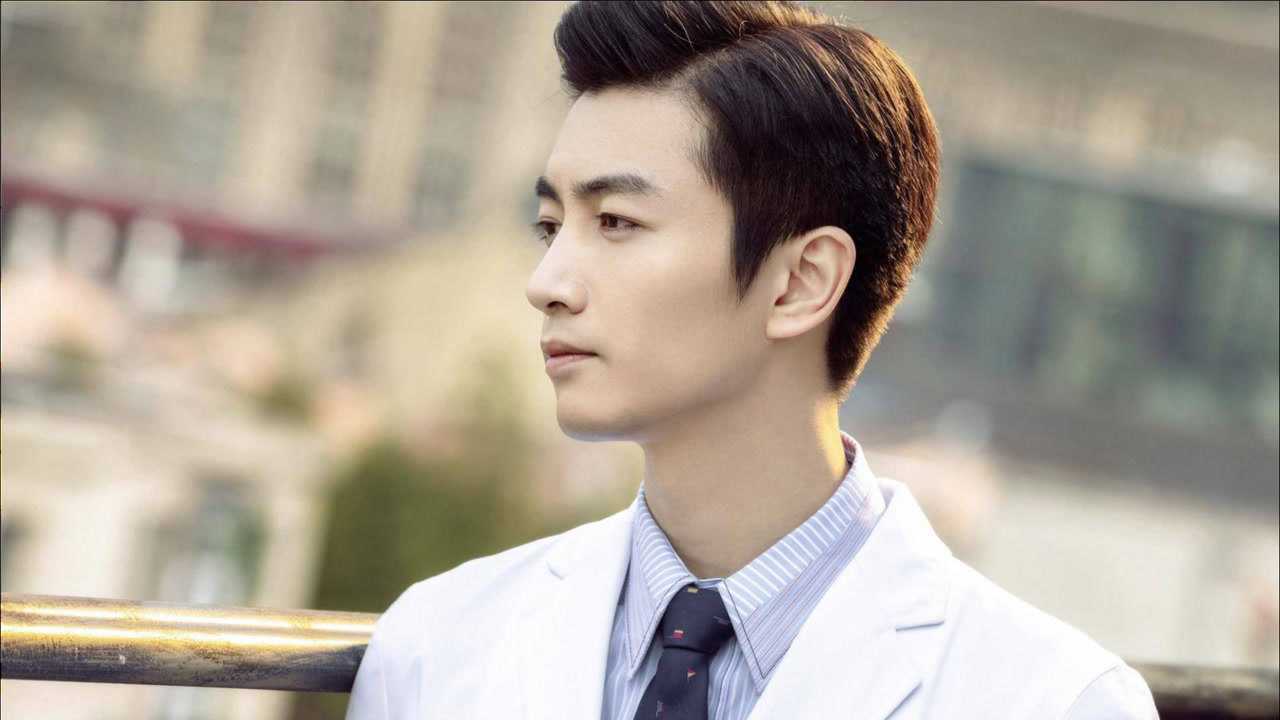 陈晓罕见带儿子现身机场陈睦辰正脸照曝光眉眼英气太像爸爸